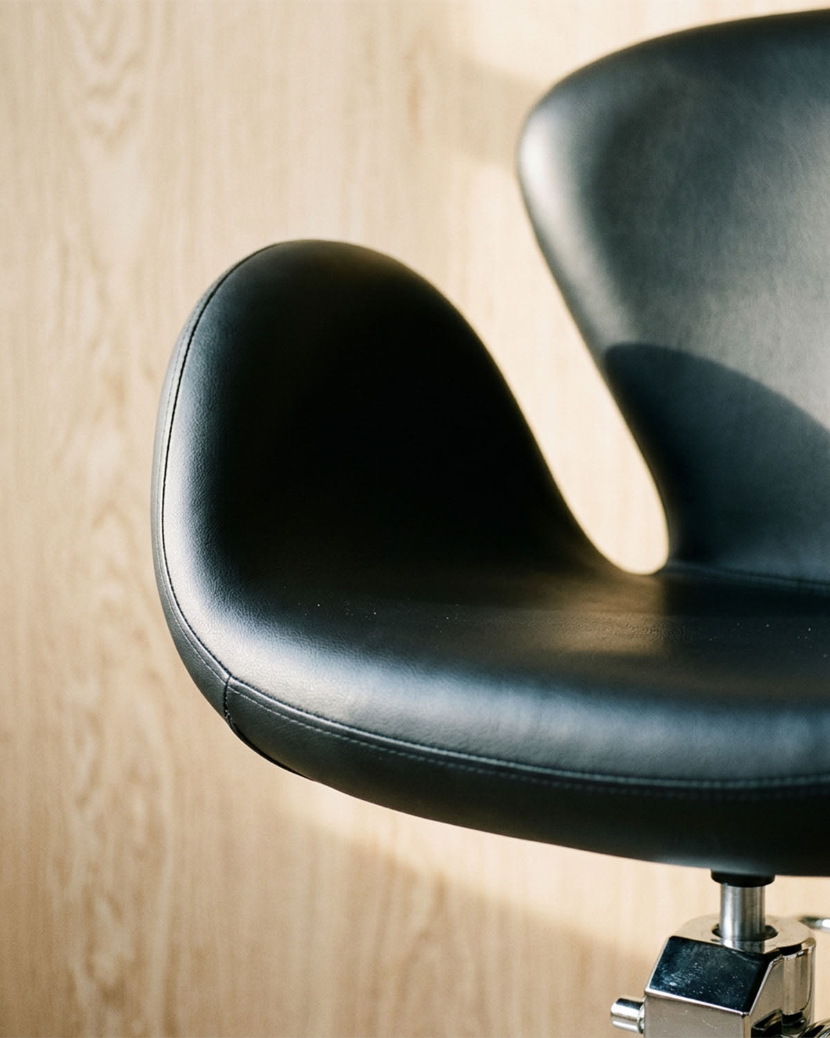 Chloe - Fauteuil de coupe noir avec base ronde chromée