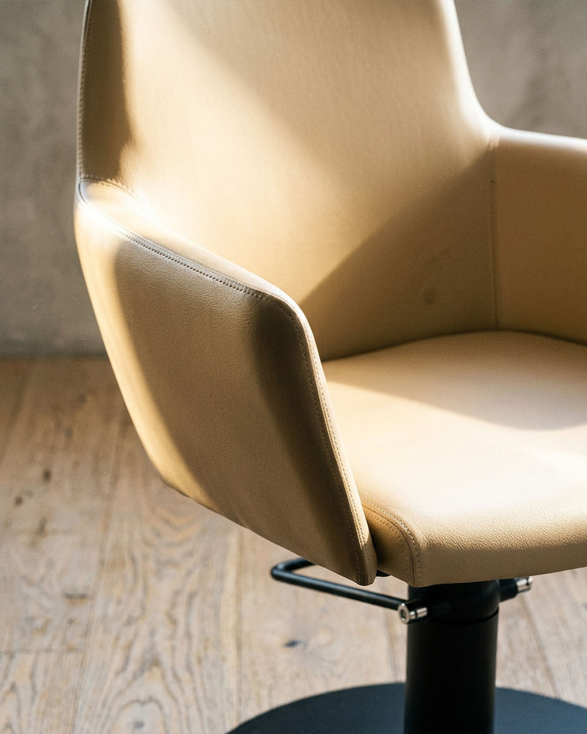 Greiner 38 - Fauteuil de coupe beige avec base ronde noire