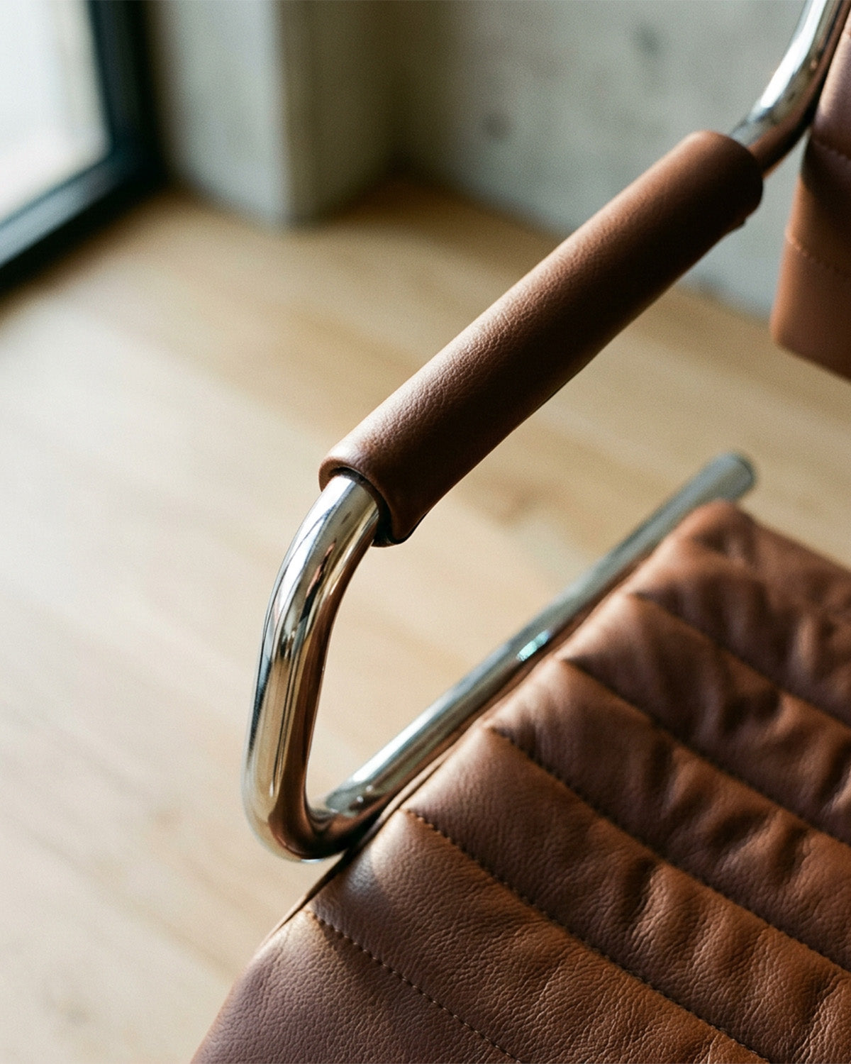 Greiner 59 - fauteuil de coupe brun avec base étoile chromée