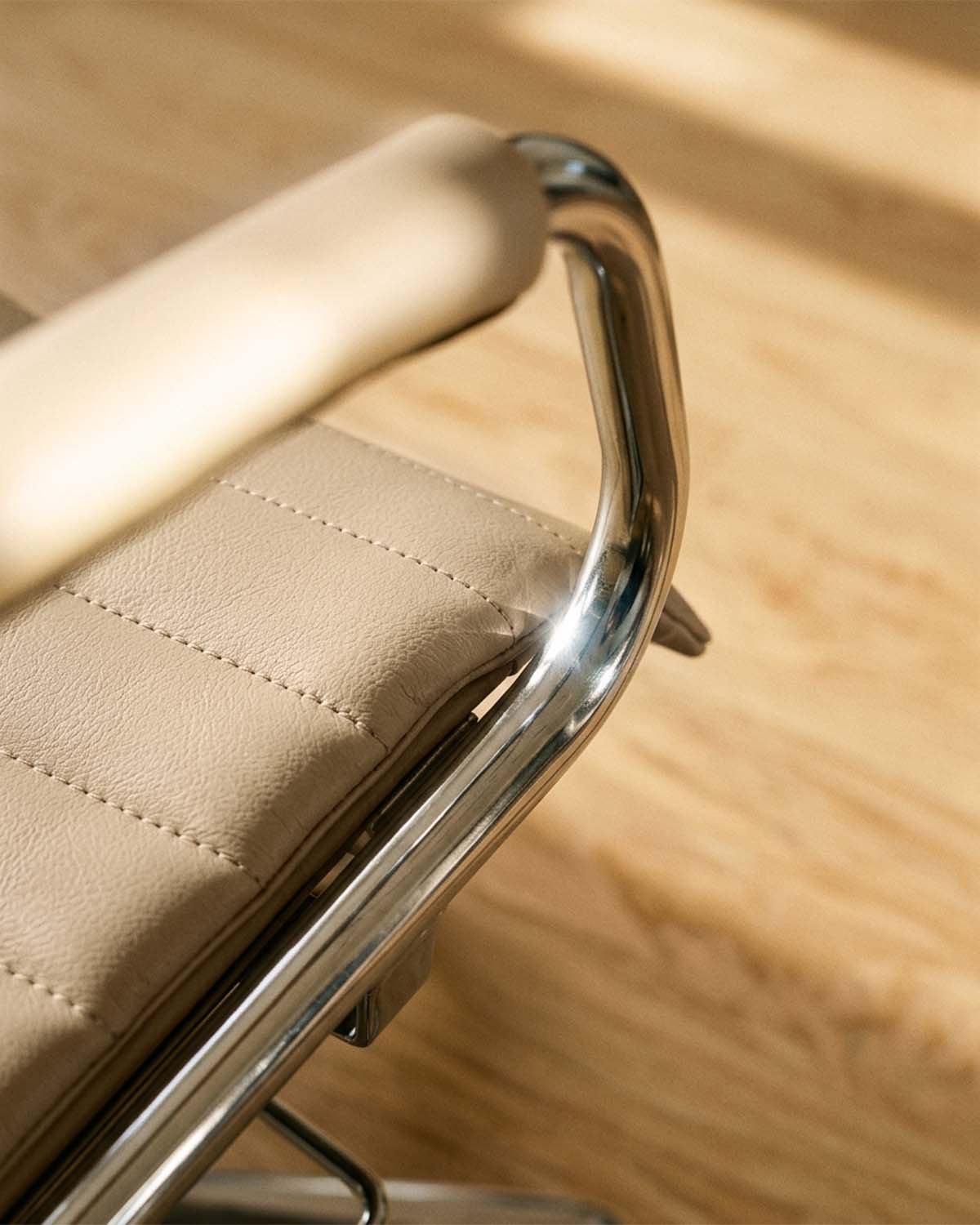 Greiner 59 - fauteuil de coupe beige avec base étoile chromée