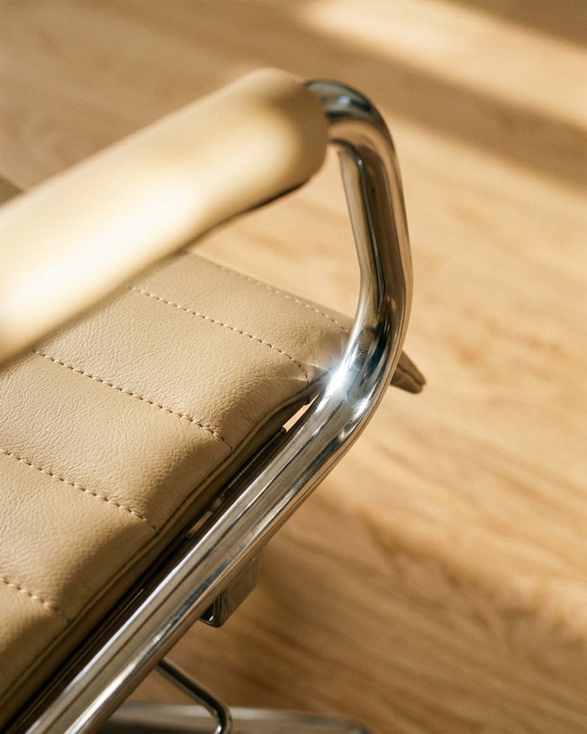 Greiner 59 - fauteuil de coupe beige avec base étoile chromée