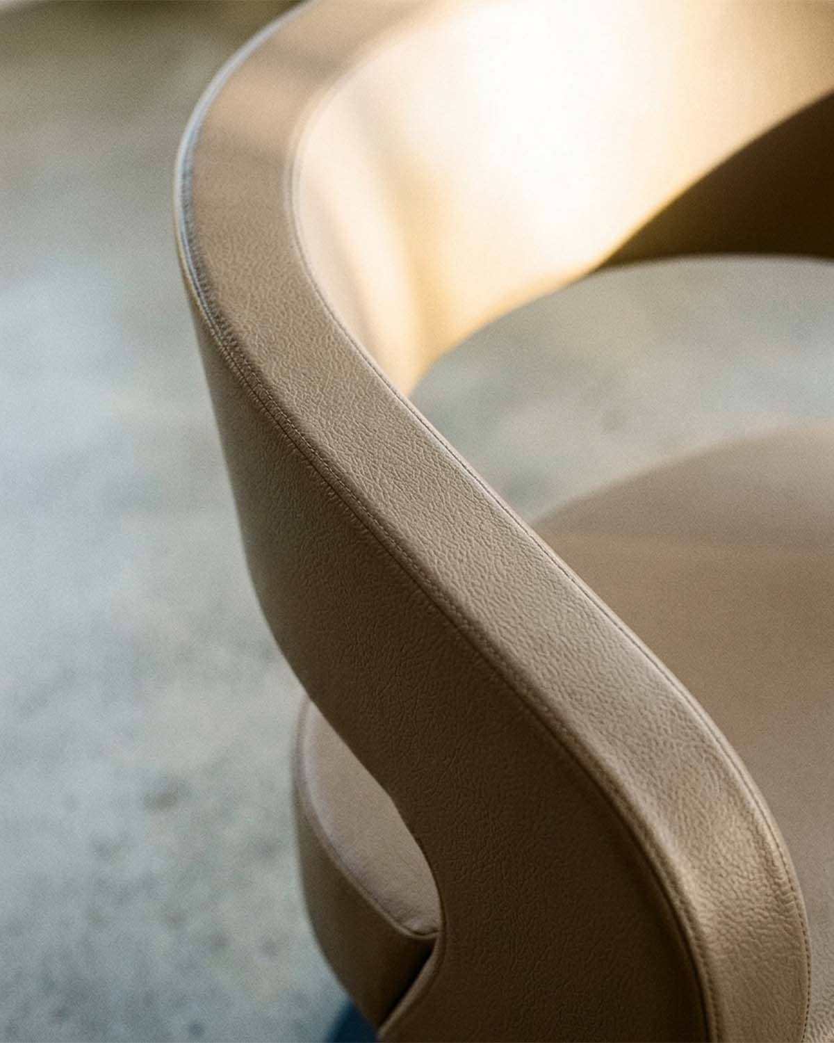 Greiner 50 - Fauteuil de coupe beige avec base ronde noire