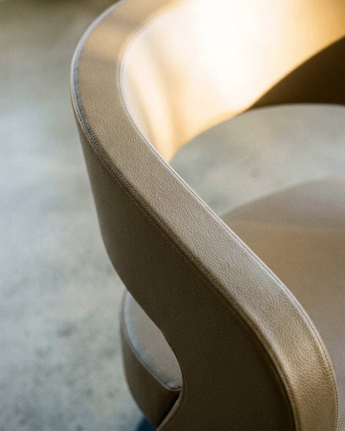 Greiner 50 - Fauteuil de coupe beige avec base ronde noire