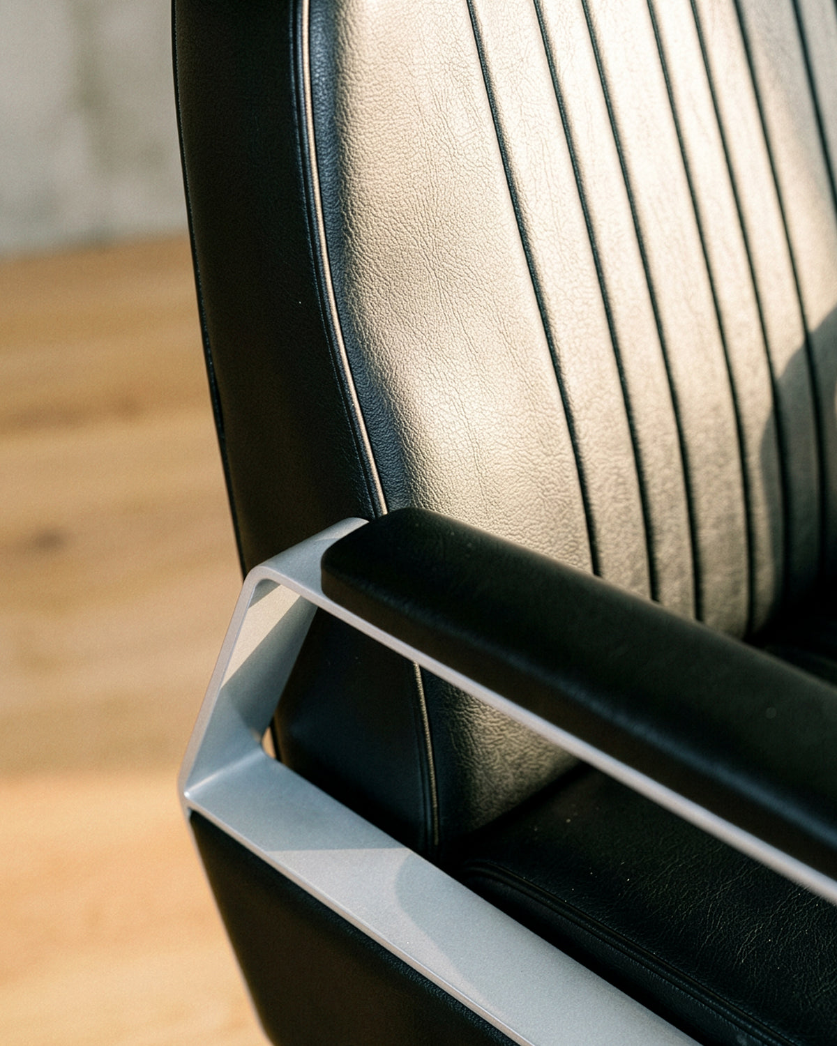 Joey - Fauteuil barbier noir avec base ronde chromée