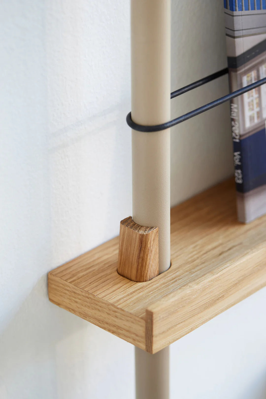 Magazine shelf in oak and warm grey